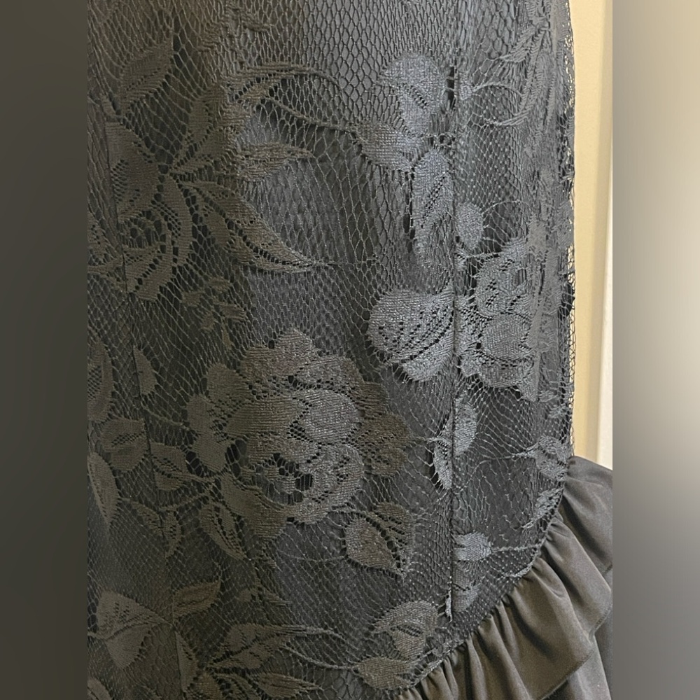 Size 6 Max and Cleo Formal Black Gown in excellent used condition. Worn once. - Picture 5 of 9